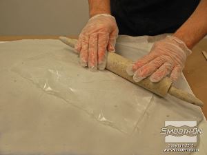 לחיצה להגדלת תמונה אפשר לכסות את כל התבנית בנייר שעווה ואז לעבור עם המארוך כדי לחסל את התפרים ולקבל תבנית אחידה ויפה.