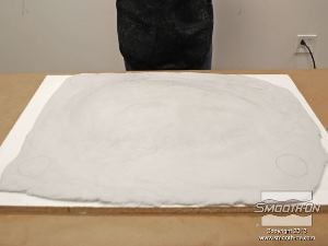 לחיצה להגדלת תמונה סימני הכוסות על גבי בצק האפוקסי Free Form מסמנים היכן יהיו רגלי התבנית.