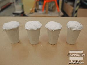 לחיצה להגדלת תמונה ממלאים את הכוסות בעודף חומר כדי להקל על תהליך פילוס הבסיס בהמשך.