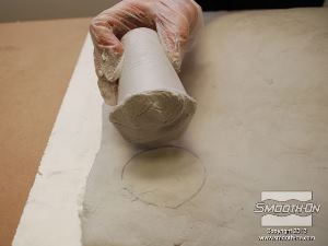 לחיצה להגדלת תמונה מניחים את הכוסות על הסימונים שנעשו קודם לכן.