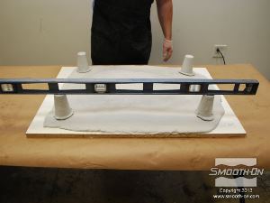 לחיצה להגדלת תמונה משתמשים בפלס כדי לוודא שהתבנית תהיה מפולסת לאחר ההתמצקות.