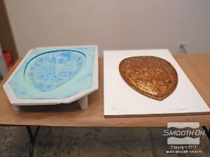 לחיצה להגדלת תמונה מעיל התמיכה מבצק האפוקסי Free Form יכול לעמוד על רגלי התמיכה ותבנית הגומי Rebound 40 נכנסת לתוכו באופן מדוייק.