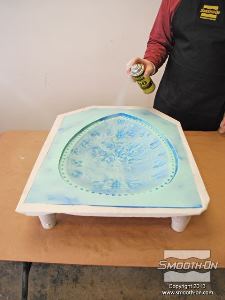 לחיצה להגדלת תמונה מרססים שתי שכבות של חומר הפרדה Ease Release 200 על משטח תבנית הגומי.