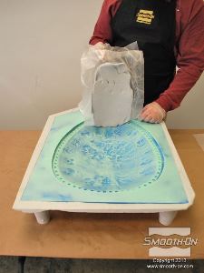 לחיצה להגדלת תמונה ממקמים את השכבה הראשונה של בצק האפוקסי Free Form על גבי התבנית.