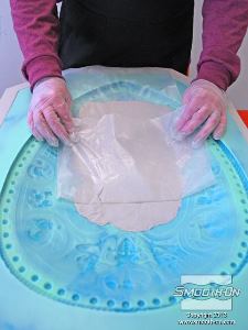 לחיצה להגדלת תמונה מסירים את נייר השעווה מבצק האפוקסי Free Form.