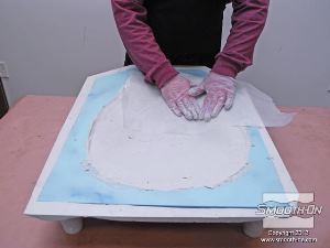 לחיצה להגדלת תמונה כל משטחי התבנית מכוסים בבצק אפוקסי Free Form וכל התפרים חוברו.