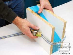 לחיצה להגדלת תמונה מאבטחים את התבנית כדי לוודא שתשאר סגורה ולא תזוז ממקומה.