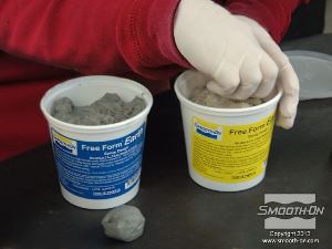 לחיצה להגדלת תמונה אפוקסי Free Form® Earth הוא חומר פיסול מקצועי וקל לעבודה. יחס הערבוב של החומר הוא 1:1 לפי נפח.
