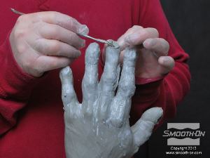 לחיצה להגדלת תמונה צפיפותו של בצק האפוקסי Free Form® Earth מאפשרת לחומר לשמור על צורתו, גם כשמעבדים אותו בכלי פיסול.