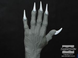 לחיצה להגדלת תמונה מכניסים ציפורניים יצוקות משרף למקום על יד האפוקסי כדי לראות שהם ממוקמות כרצוי. את הציפרניים יוצקים בנפרד.