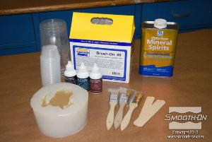 לחיצה להגדלת תמונה מכינים מראש את כל מה שצריך עבור הצביעה: צנצנות לערבוב, פיגמנטים לפוליאוריתן  So-Strong, מיכלי ערבוב ומקלות, מברשות, טרפנטין ומודל מפוליאוריתן גמיש ליציקה Vytaflex 30.