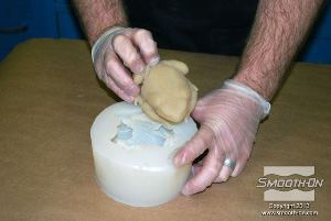 לחיצה להגדלת תמונה מוציאים את יציקת הReoflex 30 מתבנית ה סיליקון ליציקה על בסיס פלטינום  Dragon skin 10.