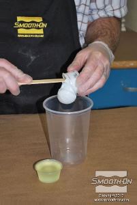 לחיצה להגדלת תמונה שופכים את המקשה של הBrush On 40 לתוך מיכל הערבוב.