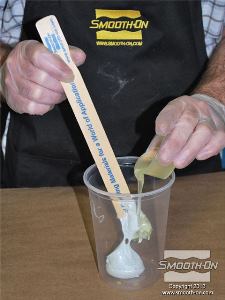 לחיצה להגדלת תמונה שופכים למיכל הערבוב גם את הבסיס של ה פוליאוריתן למריחה Brush On 40.