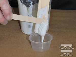 לחיצה להגדלת תמונה שופכים כמות קטנה של חומר מעורבב לכוס קטנה.