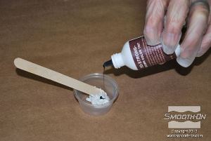 לחיצה להגדלת תמונה מוסיפים לחומר בכוס הקטנה מעט פיגמנט חום.