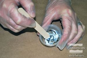 לחיצה להגדלת תמונה מערבבים את הפיגמנט עם החומר ביסודיות.