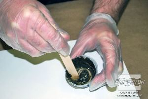 לחיצה להגדלת תמונה מערבבים את המדלל ביסודיות בחומר.