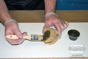 לחיצה להגדלת תמונה מורחים את החומר על כל המשטח החיצוני של המודל.