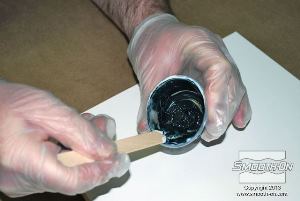 לחיצה להגדלת תמונה מערבבים ביסודיות את החומר עם הפיגמנטים.