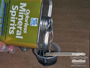 לחיצה להגדלת תמונה מוסיפים בערך 5 חלקים של טרפנטין (בערך פי 5 מכמות החומר של הבסיס) כדי לדלל את החומר.