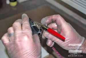 לחיצה להגדלת תמונה שופכים את התערובת למברשת אוויר (Air Brush).