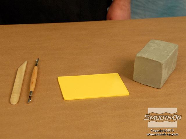 את מודל הצלקת המקורי מפסלים במקרה זה מחימר נטול גופרית NSP/LBT, על בסיס מפלסטיק.