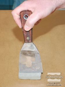 לחיצה להגדלת תמונה את חתיכות החימר חותכים לרצועות דקות.