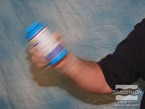 לחיצה להגדלת תמונה מערבבים במיכל (עוד לפני המדידה) את חלק המקשה של פוליאוריתן קשיח ליציקה Smooth Cast® 300.