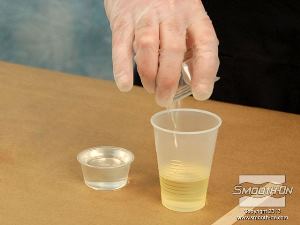 לחיצה להגדלת תמונה שופכים את הבסיס למיכל הערבוב.