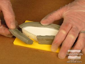 לחיצה להגדלת תמונה מניחים לפוליאוריתן ליציקה Smooth Cast® 300 להתמצק במשך 20 דקות ולאחר מכן מסירים את קירות מסגרת התבנית.