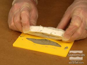 לחיצה להגדלת תמונה מסירים את התבנית היצוקה מעל המודל המפוסל.