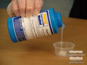 לחיצה להגדלת תמונה מודדים כמות שווה של המקשה של הסיליקון  Dragon Skin® FX-Pro.