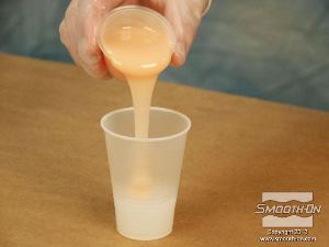 לחיצה להגדלת תמונה מוסיפים למיכל הערבוב גם את המקשה הצבוע.