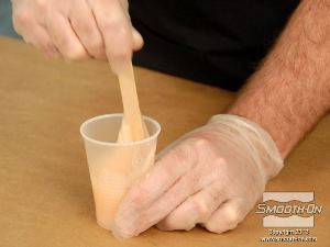 לחיצה להגדלת תמונה מעררבים כעת את החומר בעזרת מקל חדש כדי להבטיח ערבוב טוב.