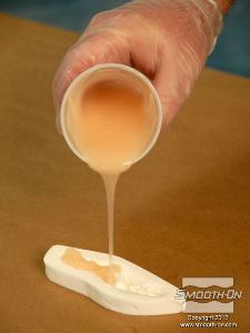 לחיצה להגדלת תמונה שופכים את הסיליקון Dragon Skin® FX-Pro בזרם חלש אל תבנית הפוליאוריתן. אין צורך בחומר הפרדה.