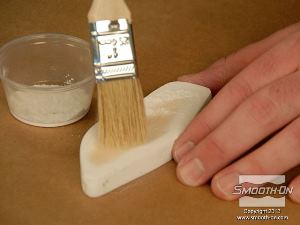 לחיצה להגדלת תמונה מורחים מעט טלק על גב יציקת הסיליקון Dragon Skin® FX-Pro. הסיבה לכך היא למנוע מהחומר להידבק לעצמו.