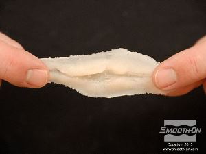 לחיצה להגדלת תמונה ליציקת הסיליקון Dragon Skin® FX-Pro יש קצה דק מאוד, שקיפות דומה לזו של עור והיא מאוד גמישה ורכה (קשיחות שור 2A).