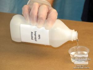 לחיצה להגדלת תמונה שופכים כמות קטנה של אלכוהול איזופרופיל (99%) לכוס קטנה.