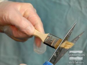 לחיצה להגדלת תמונה חותכים את השערות של מברשת רגילה כך שתתקבל מברשת עם שערות קשיחות יותר.