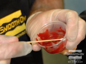 לחיצה להגדלת תמונה אוספים את הסיליקון Skin Tite בעזרת מקל אוזניים.