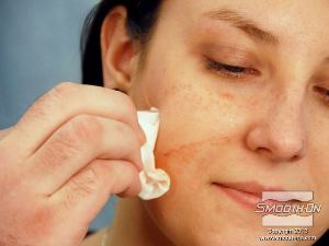 לחיצה להגדלת תמונה ניקוי הפנים הוא קל ומהיר.