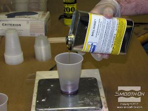 לחיצה להגדלת תמונה שוקלים את חלק הבסיס של פוליאורתן למריחה Shell Shock (יחס ערבוב 1A:5B לפי משקל).