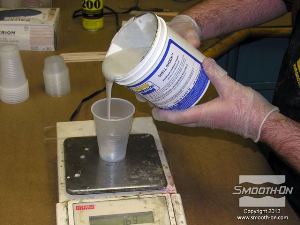 לחיצה להגדלת תמונה שוקלים את מקשה הפוליאורתן למריחה Shell Shock (יחס ערבוב 1A:5B לפי משקל).