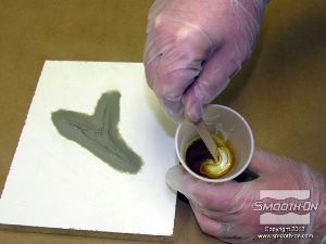 לחיצה להגדלת תמונה מעבירים את שני החומרים לכוס ומערבבים ביסודיות.