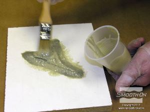 לחיצה להגדלת תמונה מורחים שכבה דקה של פוליאוריתן Shell Shock מחוזק עם סיבים על המודל כדי לתפוס את כל הפרטים.