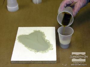 לחיצה להגדלת תמונה מודדים ומערבבים מנה שלישית של פוליאורתן Shell Shock.