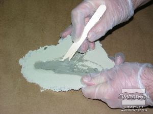 לחיצה להגדלת תמונה מסירים מהתבנית עודף חימר (אם נשאר) בעזרת מקל עץ.