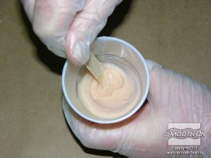 לחיצה להגדלת תמונה מערבבים את הסיליקון למגע גוף למריחה Skin Tite ביסודיות כדי ליצור אפקט איפור מושלם.