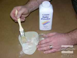 לחיצה להגדלת תמונה לאחר 10 דקות של התמצקות מורחים טלק על מודל הסיליקון Skin Tite.